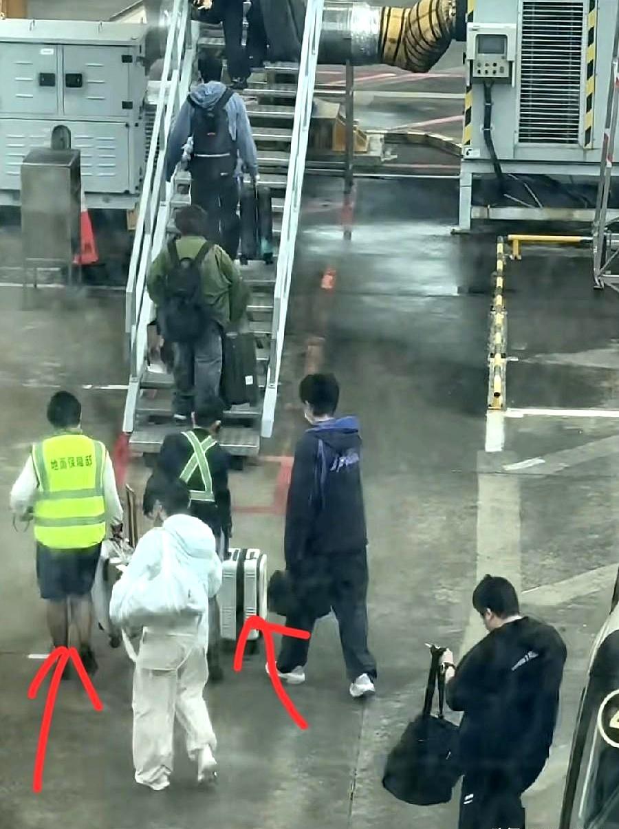 你看过运动员夺冠后连行李箱都提不动的样子吗？说实话，那场面真的让人心疼！大头