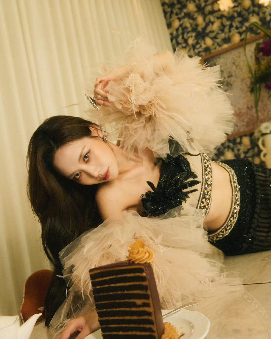 高光加持有够绝！王霏霏的东方骨相自带韵味，锁骨肩膀线条亮眼，这套造型美得让人狠狠