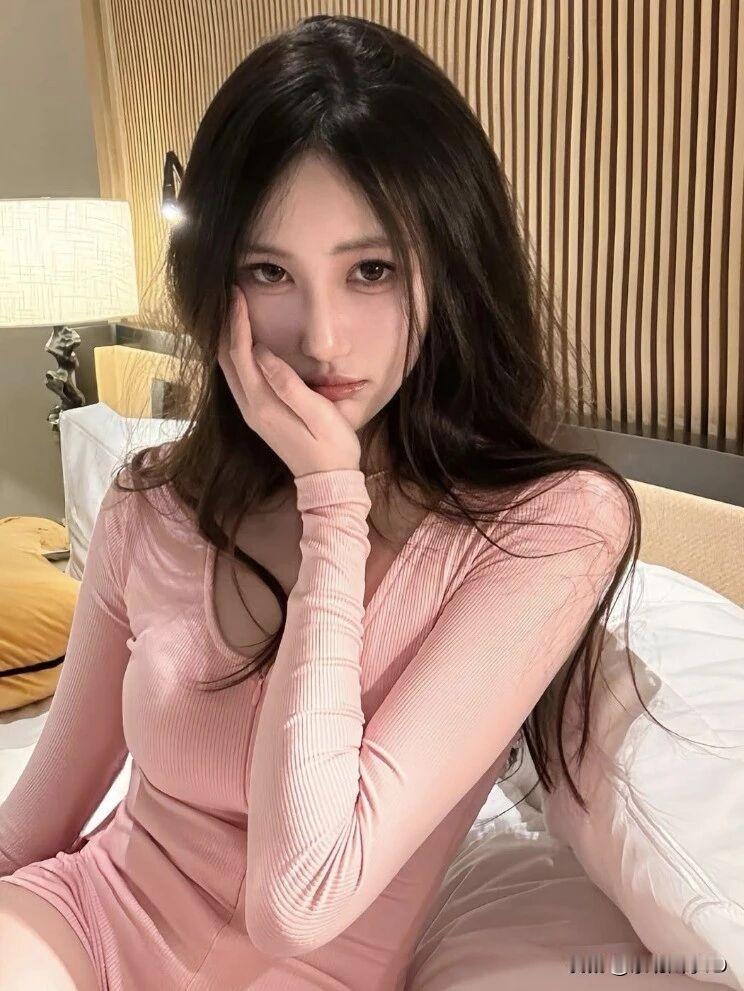 温柔粉裙少女，沉思在暖意中治愈系少女写真怎么拍街拍热门穿搭温柔白裙少女湖边