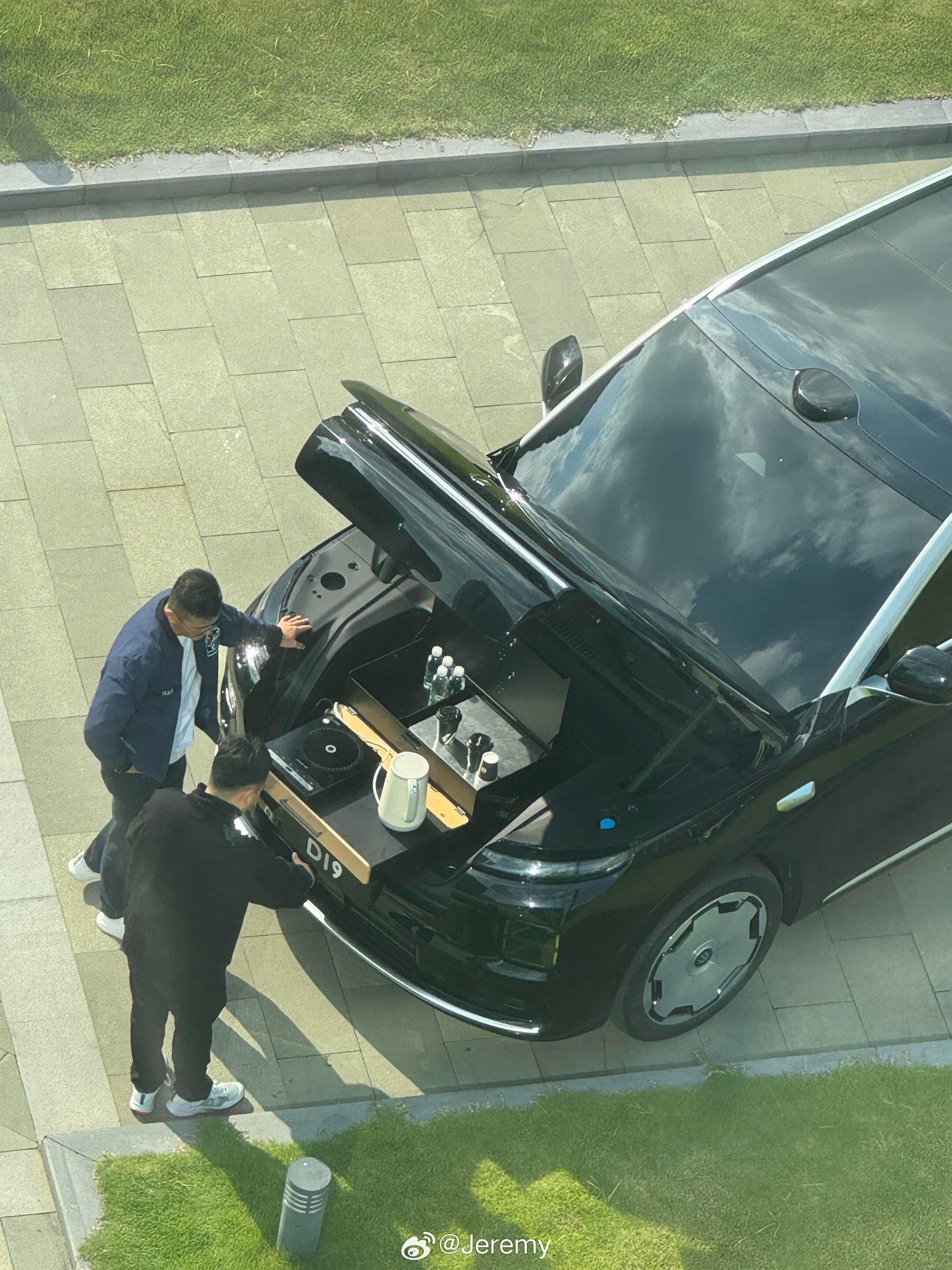 乐道L90的前备箱用来放大沙发，零跑D19的前备箱用来烧水做饭泡咖啡，每个前备