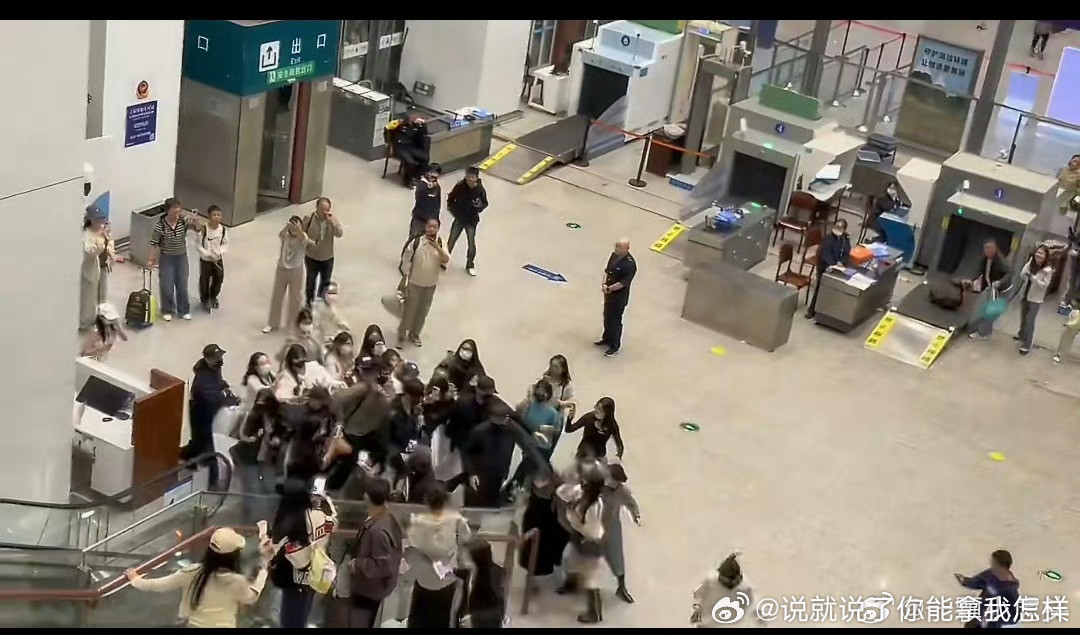 这就是热搜买的飞起的被围堵？？？越没有什么越营销什么具象化了