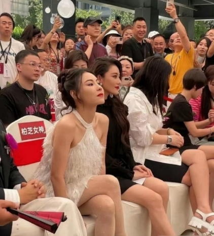 张柏芝张馨予活动现场坐一起，两个美人在一起简直是逆天！