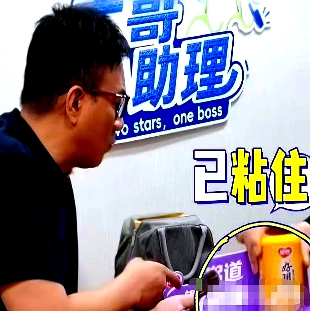 胡军从厕所冲出来大吼，李乃文还是仰脖把那罐八宝粥咽了下去。“那玩意儿过期半年了！”胡军瞪着眼。李乃文