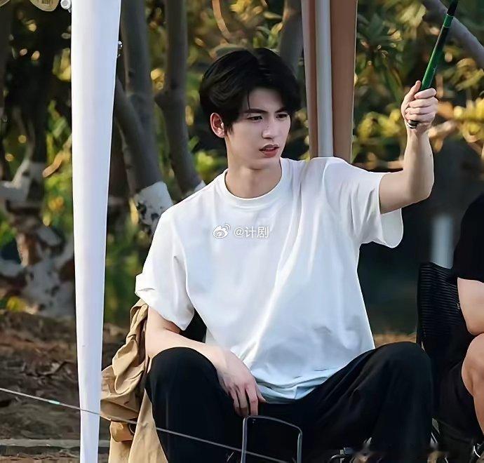 当张凌赫他们到《向往的生活8》做客，黄磊这是一条道走到黑了？很显然，黄磊在《向往