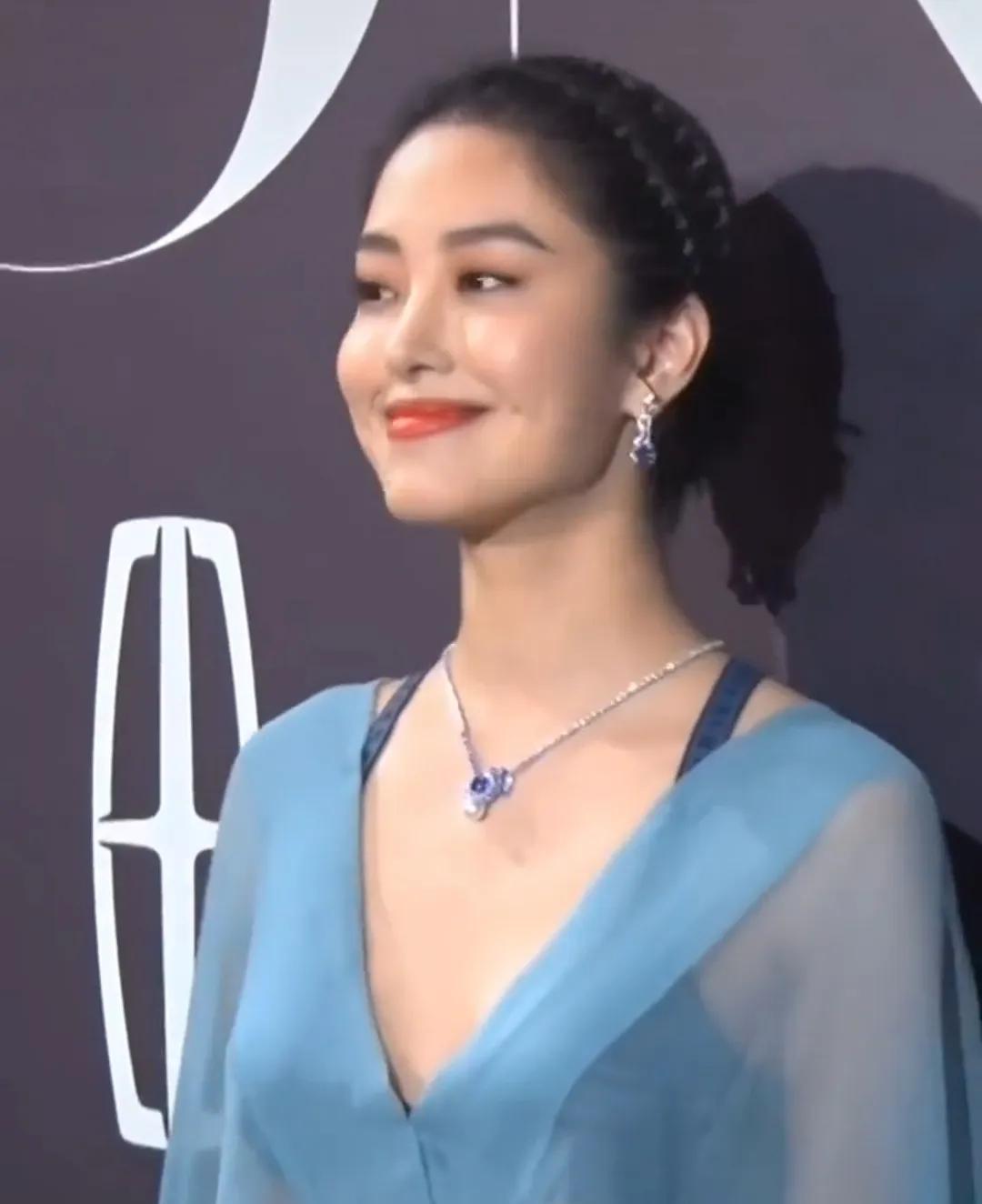 这脸真的很高级，秒杀所有网红脸，天生的明星脸放在古代皇帝见了都想换皇后，进化太快