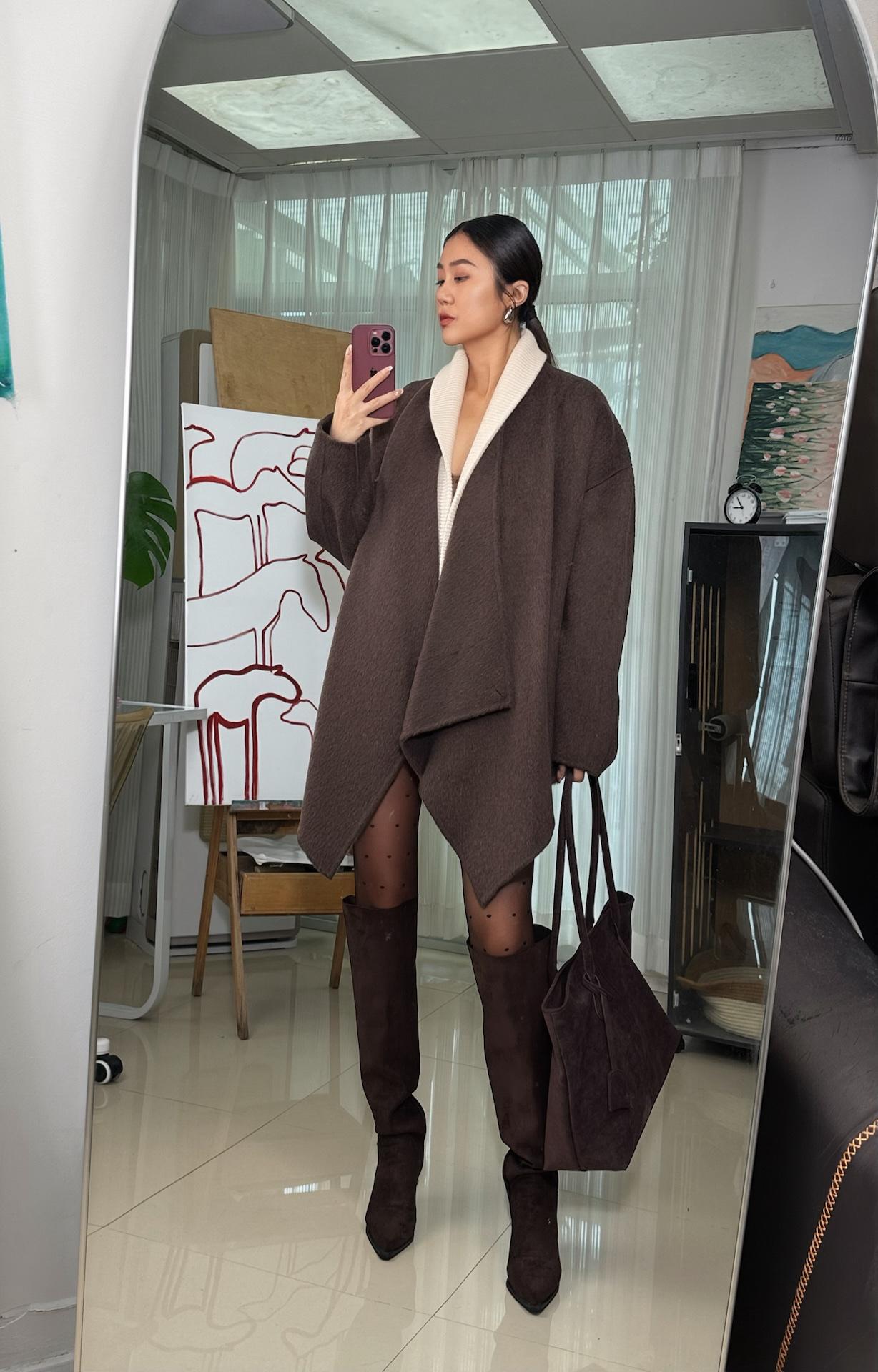 一件好看的大衣就应该是很多种穿法，可以穿出好多种感觉，扣起来、捆腰带、撒开穿都要