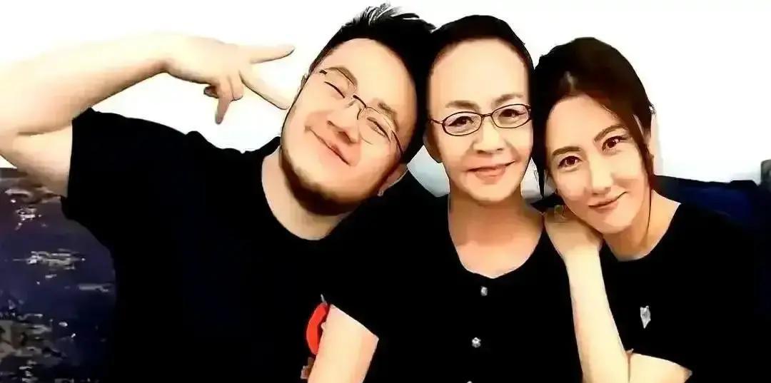 800万粉丝媳妇被小叔子暗讽她一句“没花英家一分钱”把小叔子怼到闭麦。半年