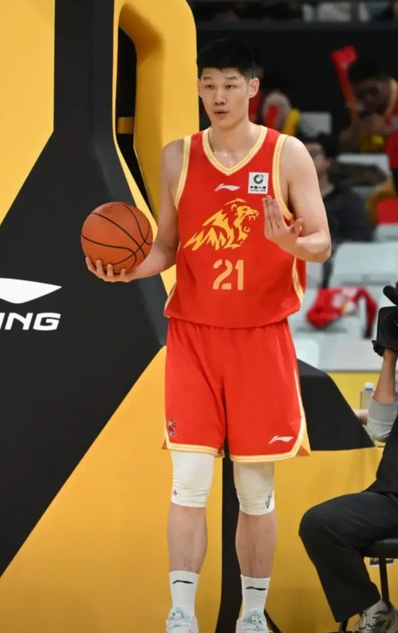 广厦111:102深圳，广厦大比分1-0领先，我想说的4点是:1、李慕豪真的是