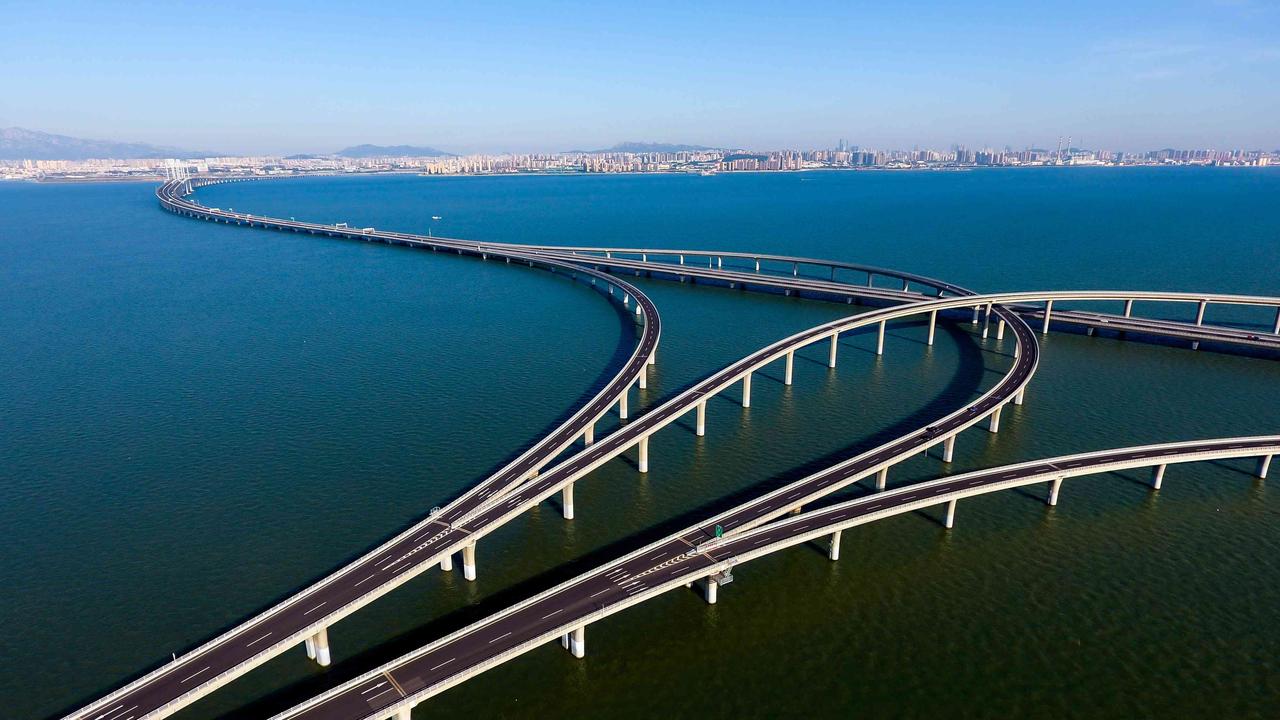 王铎：听说青岛跨海大桥和海底隧道都不收费了。我举双手赞成！这就是青岛人的胸怀，