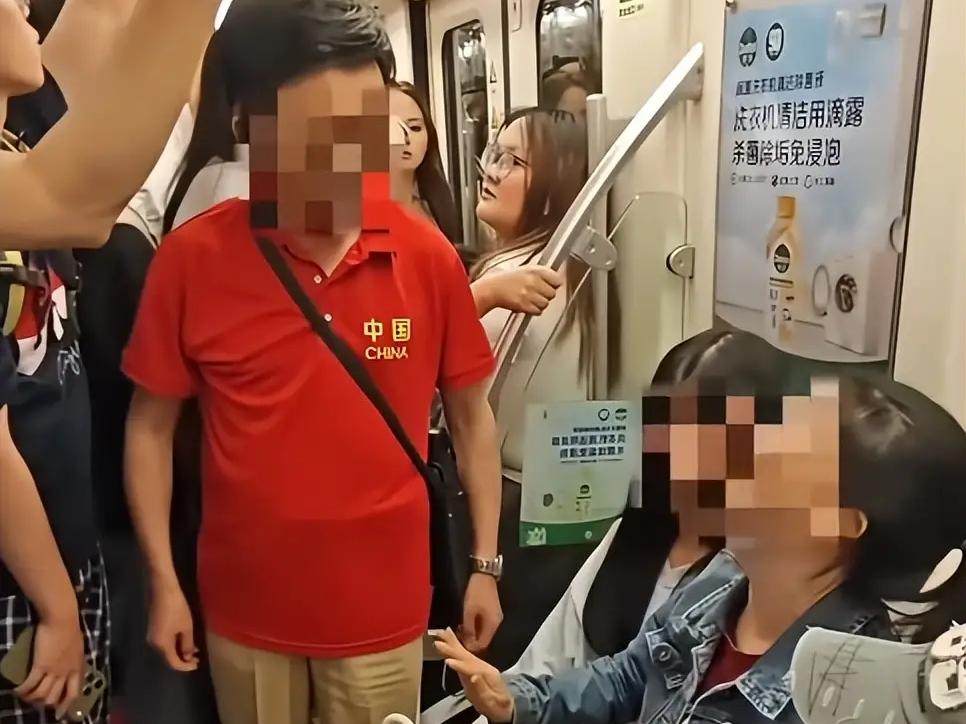 红衣大爷地铁强拽女孩，一件“正能量”T恤撕开了多少人的体面？6月22日早高峰