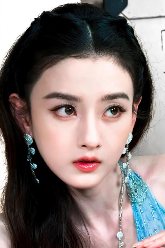 演员宋祖儿怕是第一个在活动现场大方说出自己的真实姓名的演员在参加《表妹万福》官