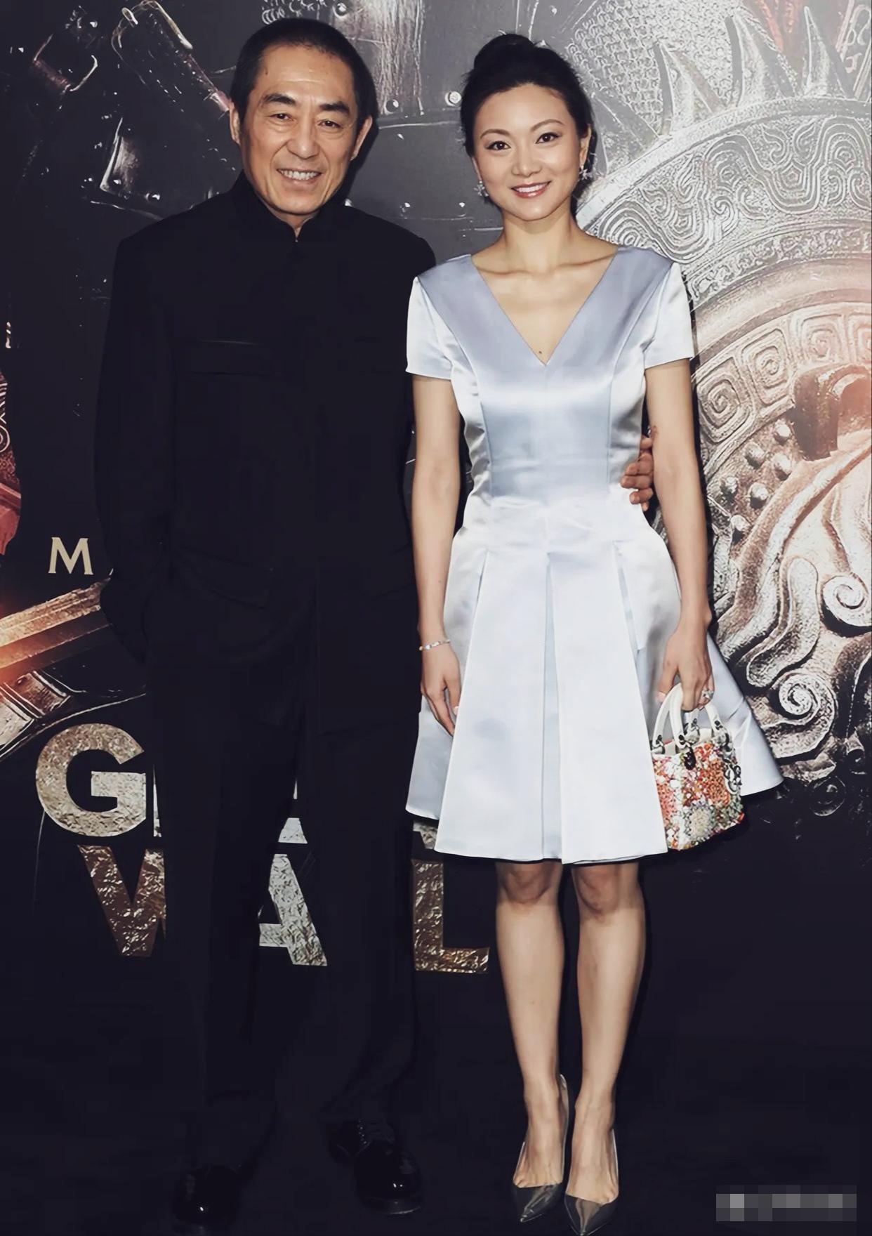 2017年，67岁张艺谋携妻子陈婷出席活动，张艺谋搂着妻子的腰肢，笑容灿烂，妻子