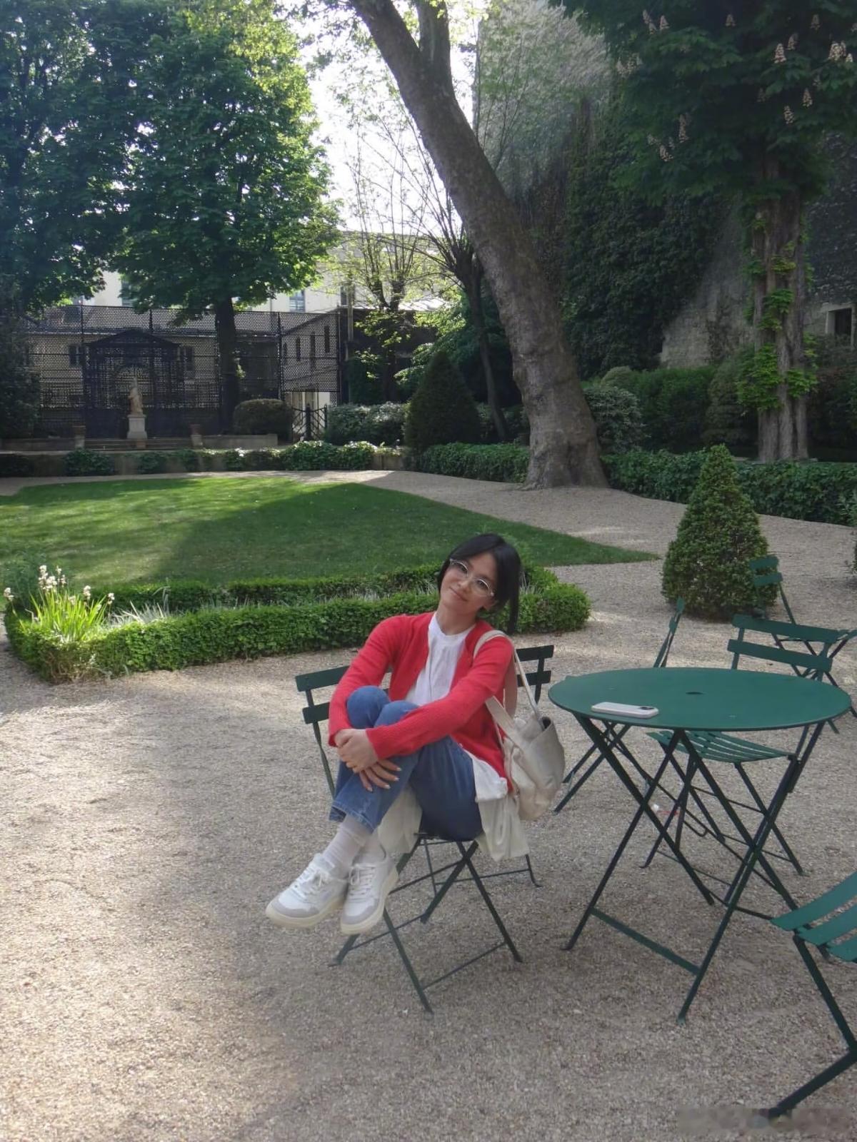 宋慧乔44岁的状态近日，宋慧乔在个人社交账号更新了一组日常随拍，图片中的她穿红色