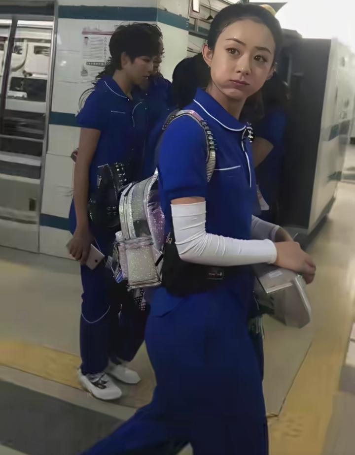 赵丽颖这照片，直接把她“土味”刻到骨子里了，你敢信这是当红巨星？当年她大口啃着