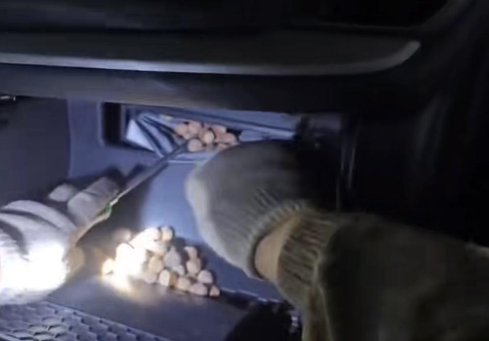 最近黑龙江鸡西的王先生可算是遇到件让人又好气又好笑的事儿——他停在车库里的SUV