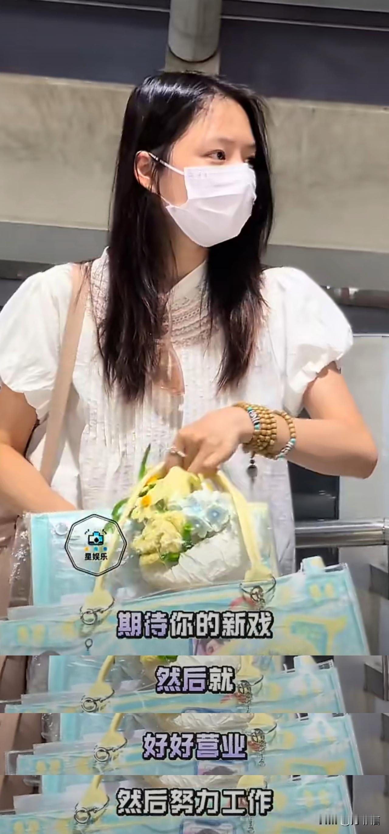 “我会减肥的，你们别担心了。”粉丝接机嘘寒问暖，女明星条件反射般地冒出这么一句，