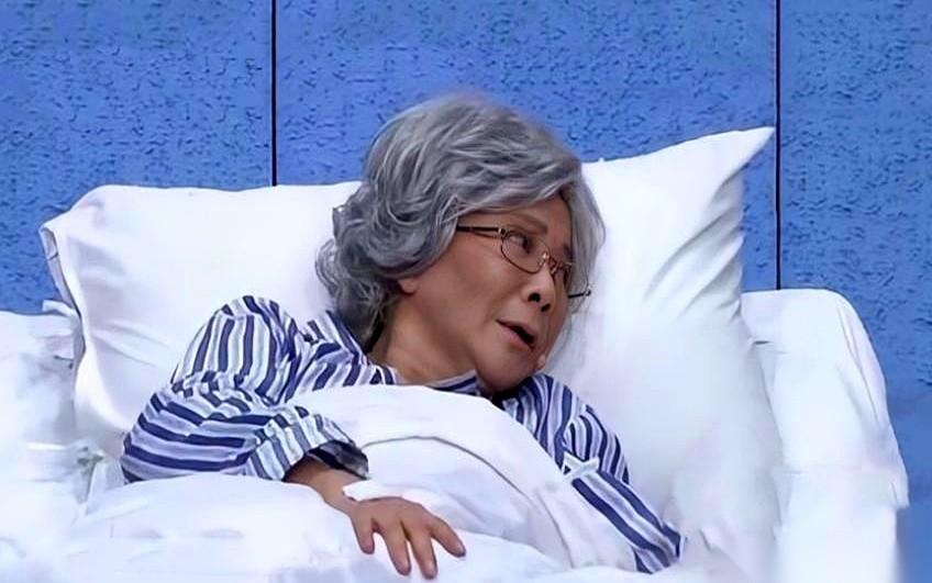 提到64岁的蔡明，你的第一反应可能是春晚舞台上那个嗓门锃亮的老太太。但翻看关于她