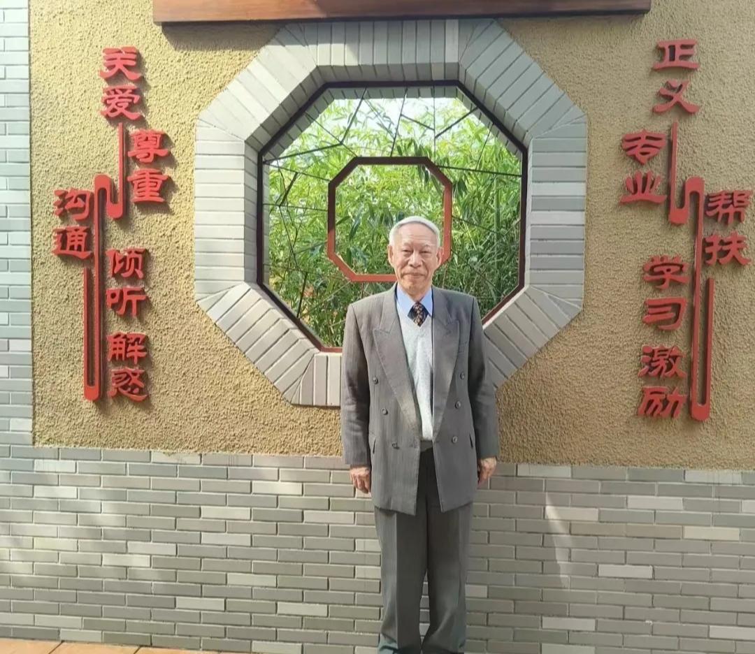 他作为何祚庥老院士的朋友，一直定期看望何老。人一辈子有很多朋友，有酒肉朋友，知