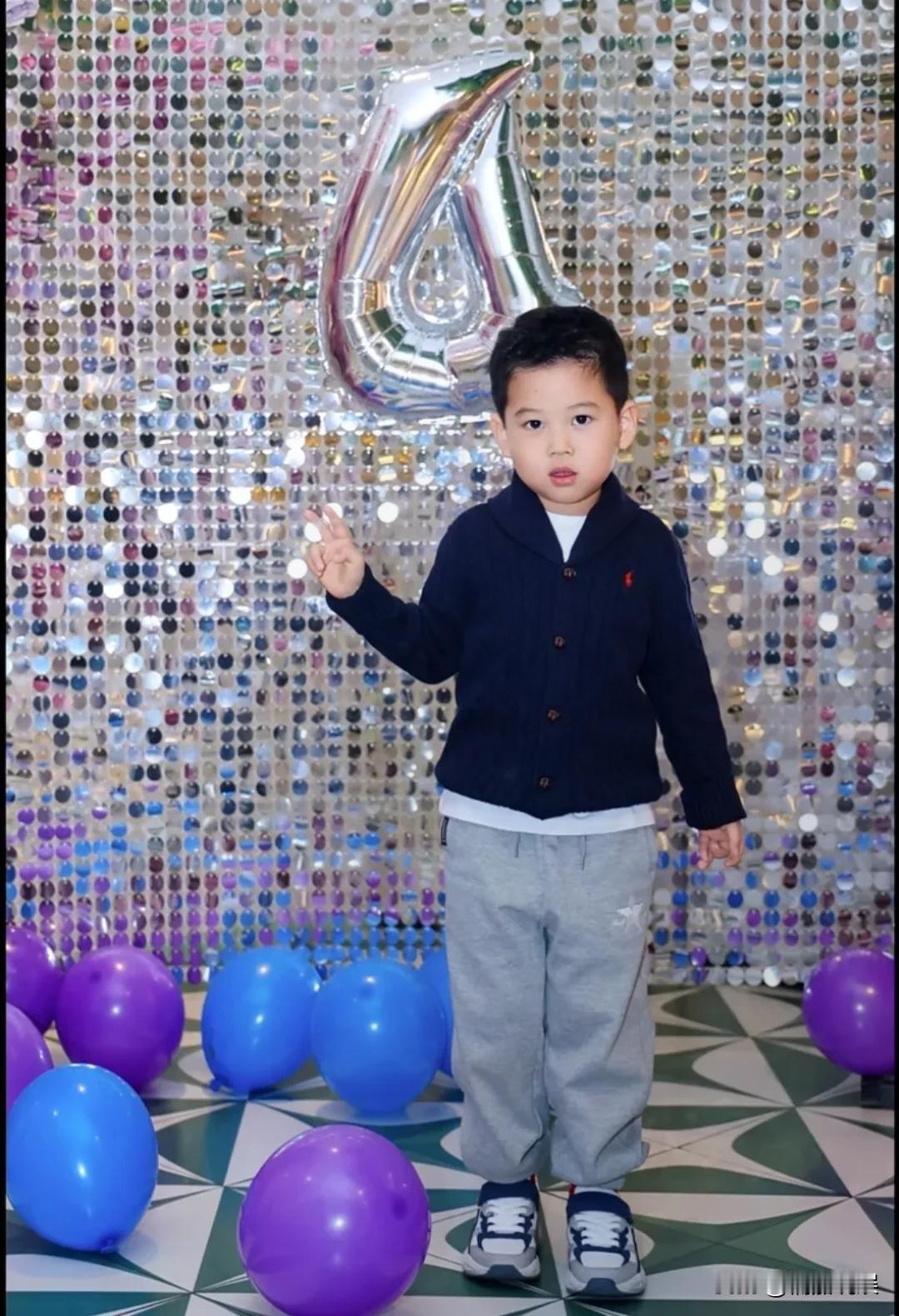 要说到娱乐圈里家庭幸福的模板，肯定少不了王雷、李小萌一家子了！李小萌晒照，自己