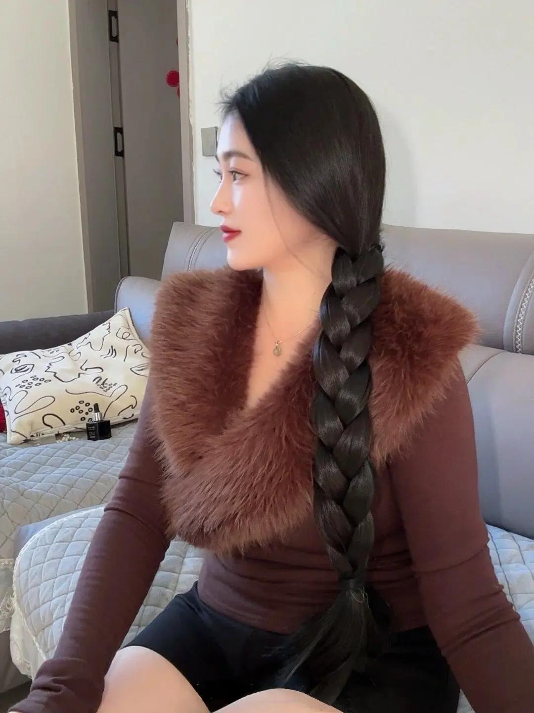 现在留大辫子的已经很少了，美女的五官很好看的。