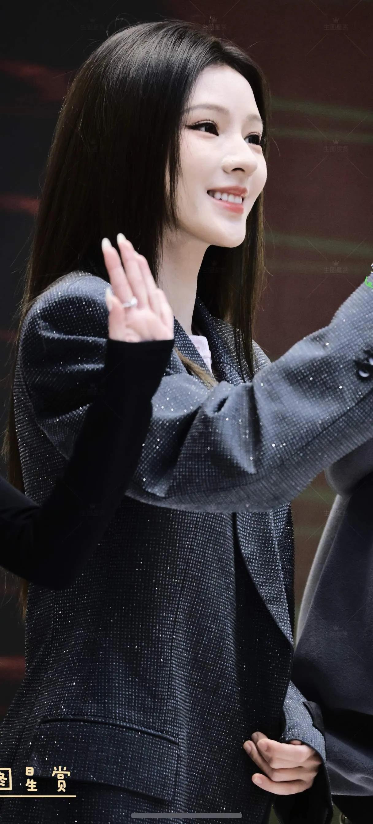 张予曦这灰色西装搭配，简直太有范儿了！灰色西装本就自带高级感，她选的是那种偏修身