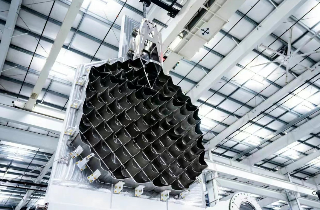 SpaceX发布下一代超重助推器栅格鳍，重新设计的栅格鳍比之前大了50%，强度