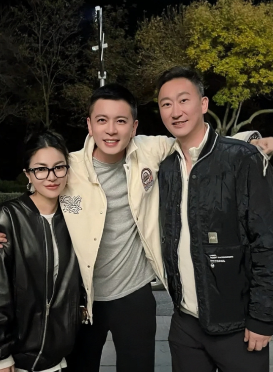 青岛男篮主教练刘维伟前妻再度在社媒炮轰刘维伟。之前刘维伟前妻在社媒爆料刘维伟出轨