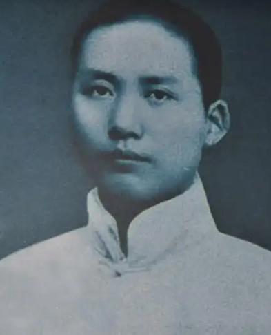 1927年，毛泽东被捕后，在押去处死路上，突然对一名团丁说：“老哥，我腿疼，伤筋