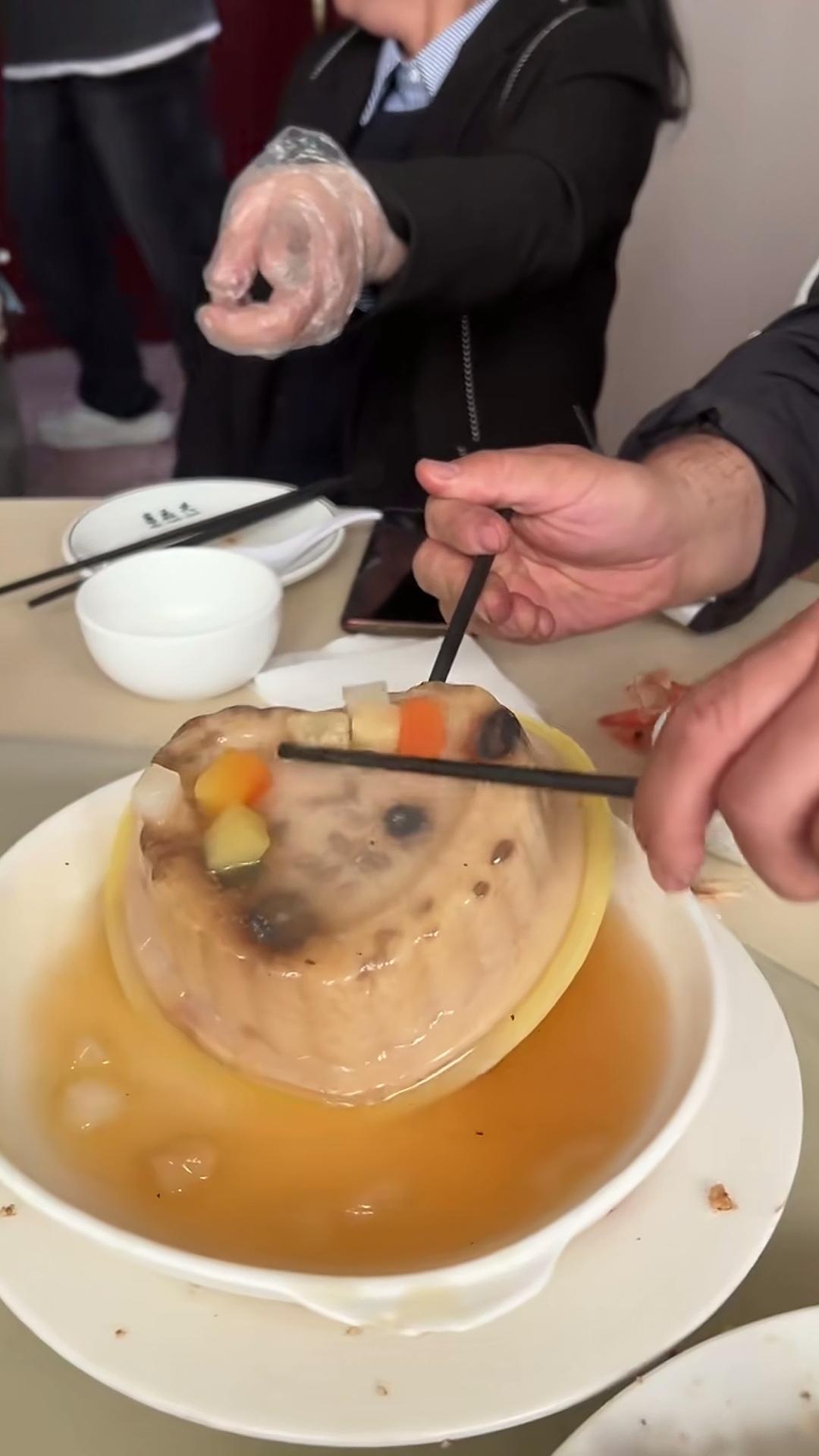 这家饭店这下可彻底露馅了。端上桌的这盘菜，顾客用筷子竟都插不进去。本应是热气腾腾