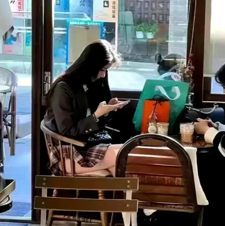 很多人盯着她看，后来终于明白为什么