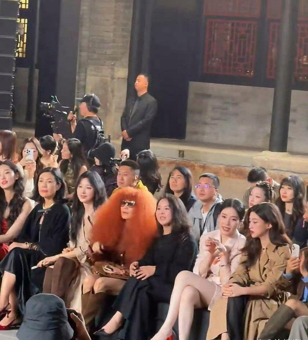 蔚来老板娘太白了，坐在人群中很突出
