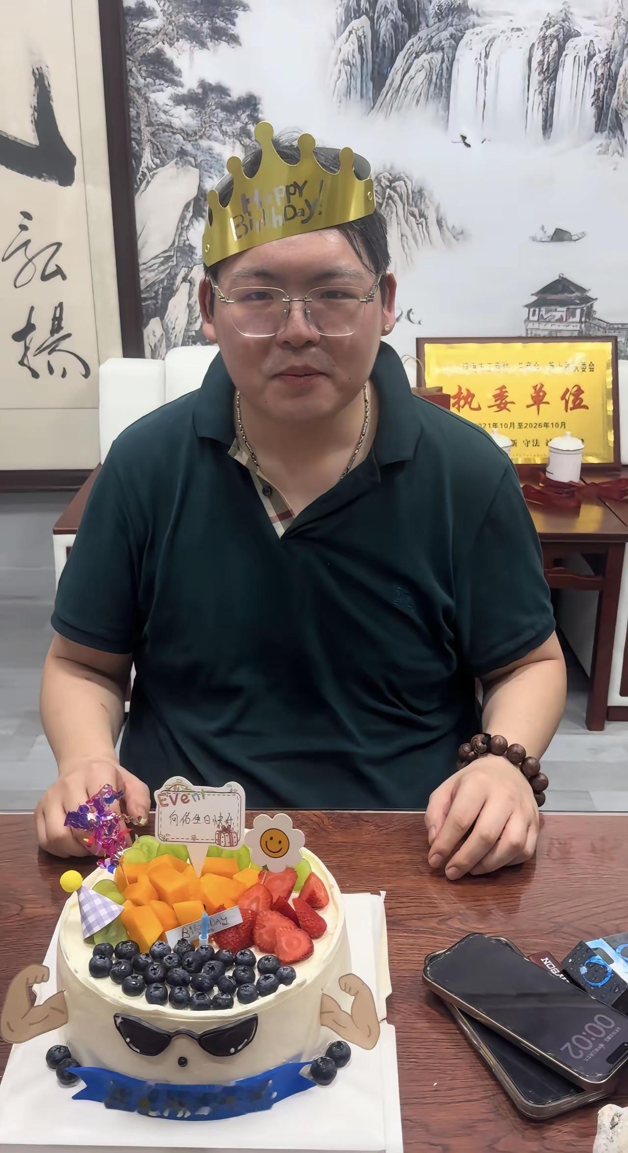 向佑直播间里那股子憨乎乎的劲儿，看久了真容易让人忘了他当年有多"野"。说出