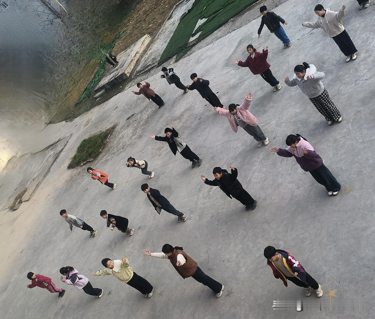 为教师“减负”之后，谁该接住这些活？教师减去的负担，正在流向这三个角落给教