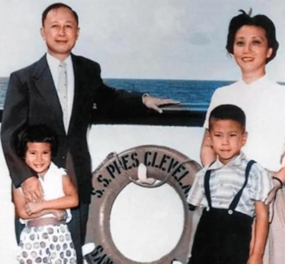 1955年，44岁的钱学森，带全家回国。船到夏威夷时，有位满头银发的老太太，指着