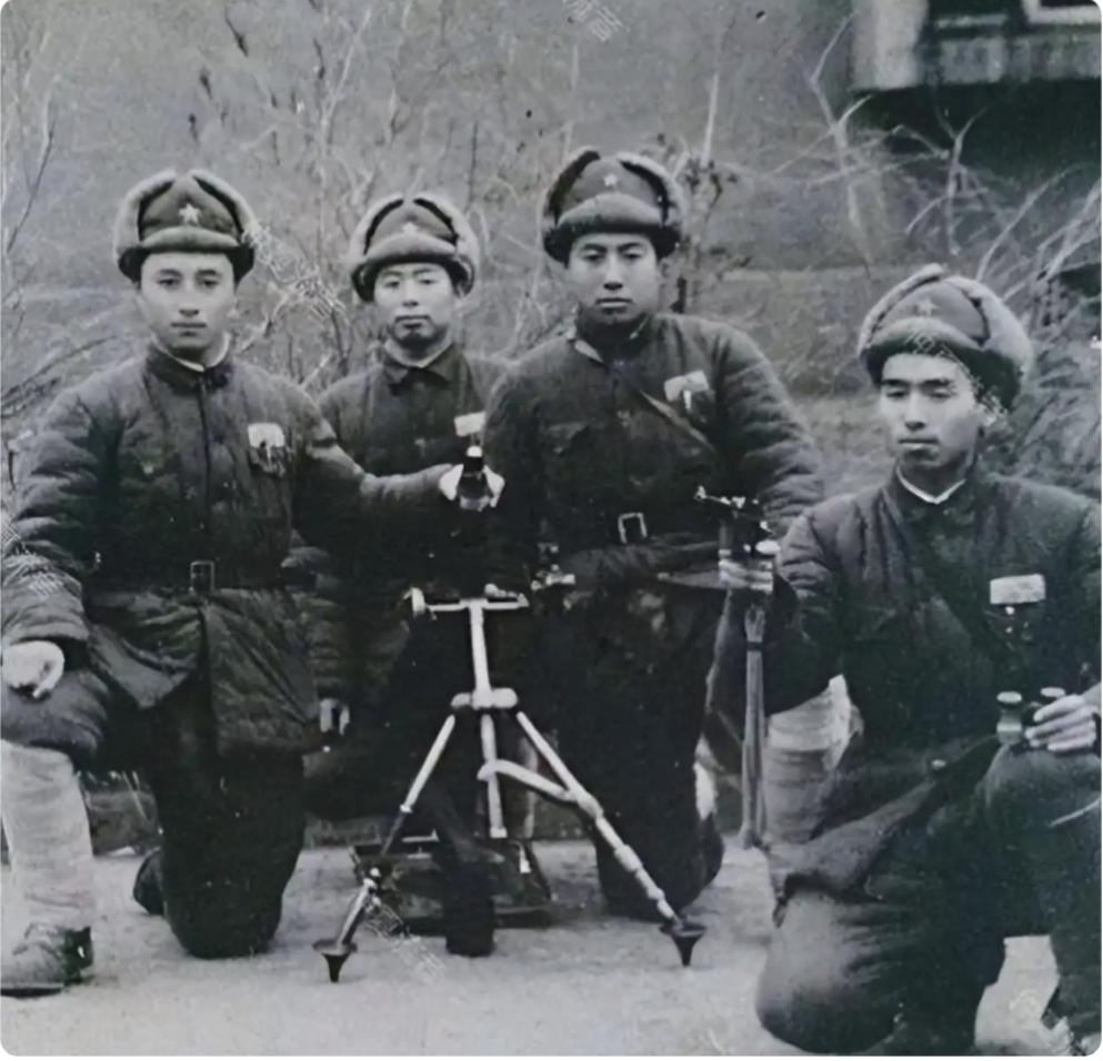 晒出那些老照片辽沈战役结束后，东野四个战士在迫击炮前合影，右边这个战士一手拿着望