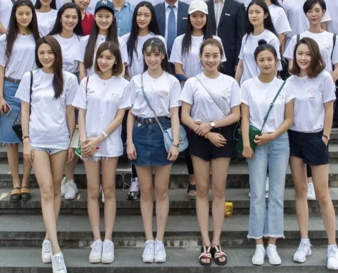 论包装的重要性，田曦薇在大学里真的很普通，后面在娱乐圈资本的包装下成为女神。