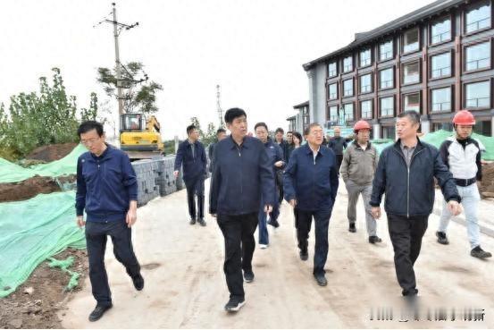 劳模住进新疗养院，领导节中亲自盯工，这工程真能改变谁的生活？十月二号，国庆跟中
