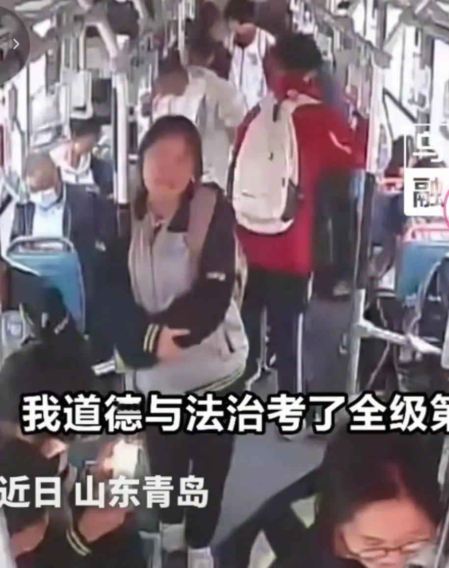 山东青岛，一女孩突然对公交司机说：“叔叔，我考了第一，夸夸我。”谁料，第二天，司