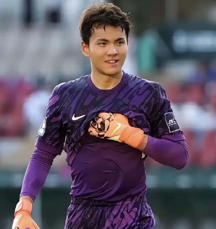 说白了，面相是骗不了人的，不信你看李昊，准到你不敢信！​李昊长着一对招风耳