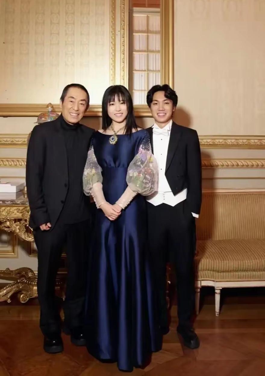 5月19日，张艺谋和陈婷远赴美国，出席二儿子的耶鲁大学毕业典礼，现场的状态看上去