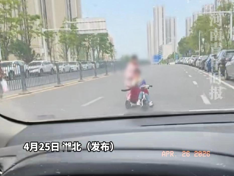 近日湖北武汉，一老太太带着俩孙女在马路上随意嬉闹，吓得司机紧急停车不敢动！“差点