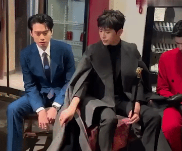 龚俊戴着手套摸范丞丞的衣服几个意思？就想知道他隔着一老厚的皮手套能摸出什么花来？