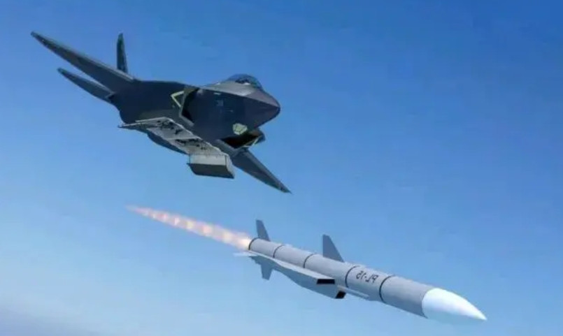 霹雳-21导弹射程1000公里，这么超远程的空空导弹控制成了大难题，不可能依靠战