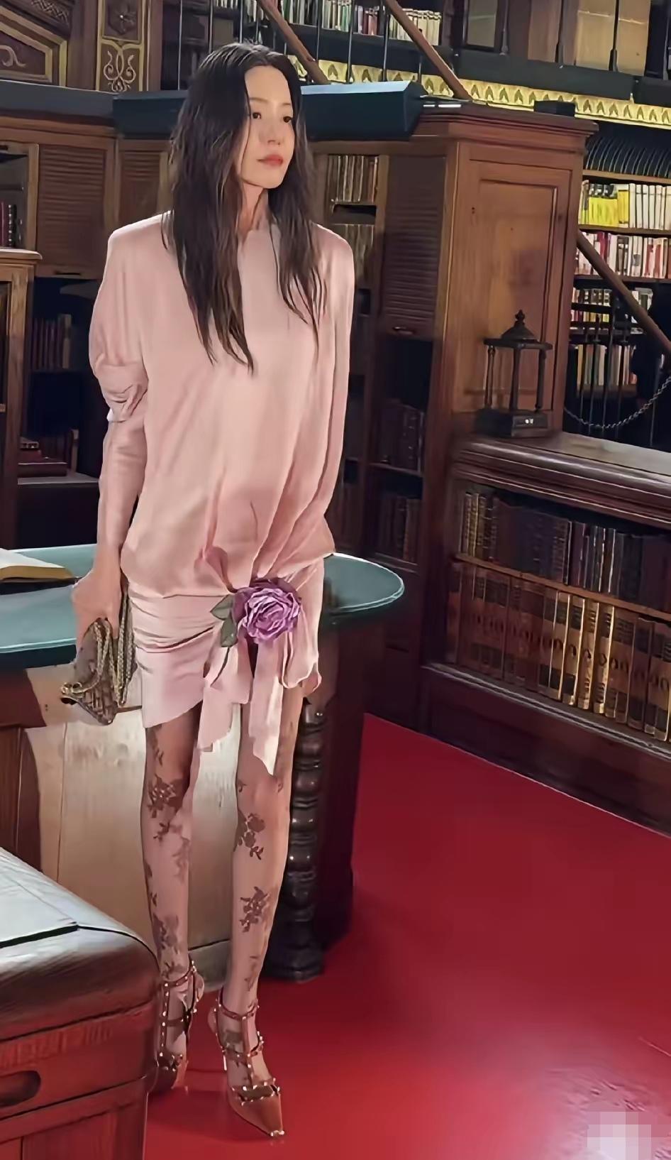 这个美女是韩国的女明星，这个美女已经五十多岁了。可是人家这个状态哪像个五十多岁的