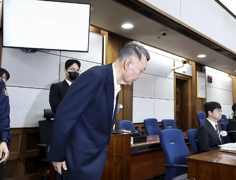 尹锡悦近况令人唏嘘，身形暴瘦满头白发，我从他的眼神中看到了恐惧，终于明白他为什么