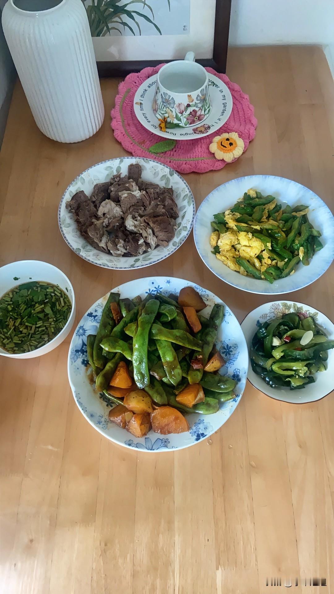 这几天家里人都喜欢吃我做的清炖牛肉！沾调好的料汁吃！牛肉保留了原有的味道！不油