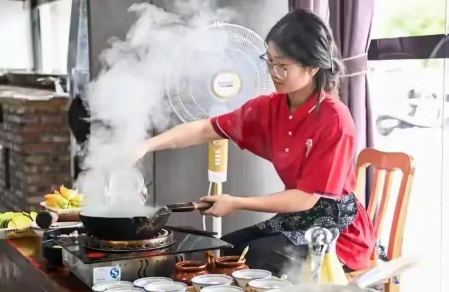 ＃记者联系“扁担女孩”班主任询问分数＃卸下“舆论扁担”，轻装奔赴人生新程。高