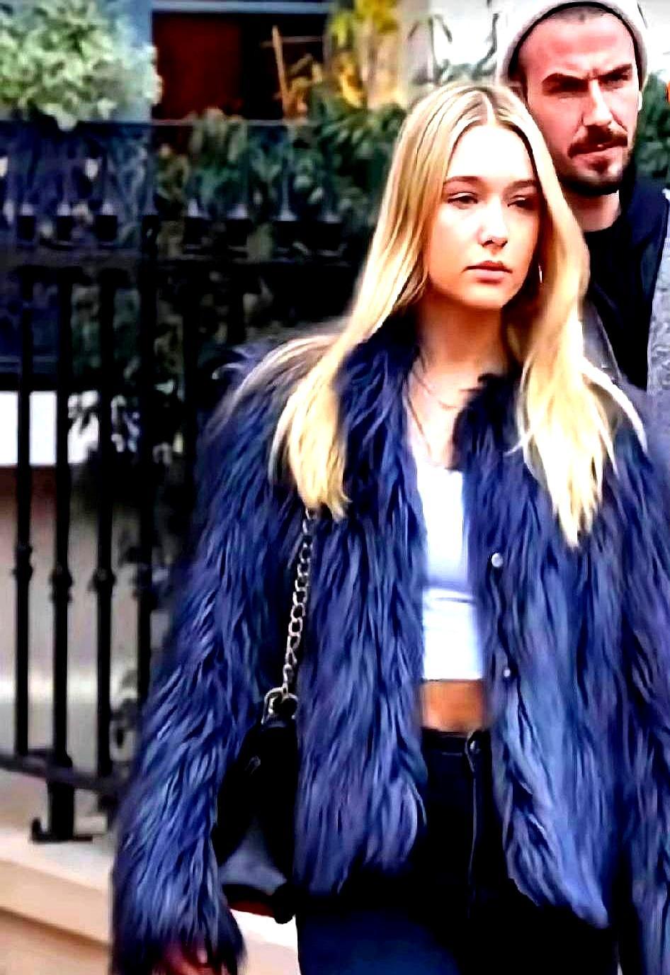 巴黎街头，贝克汉姆14岁女儿，一身深蓝皮草，挎着3万的香奈儿，但你仔细看她那眼神