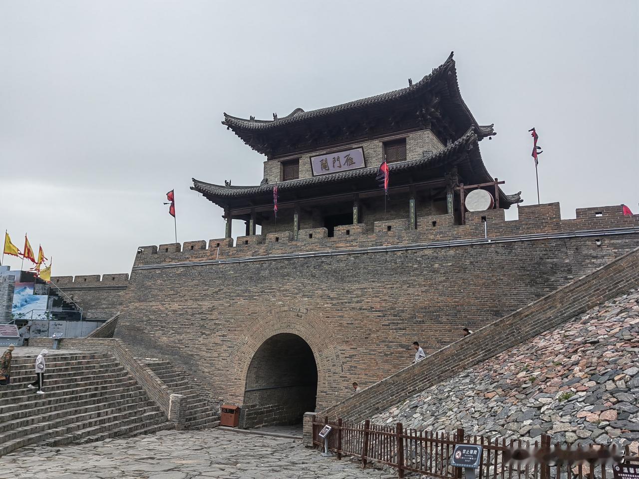 雁门关导游1，从二广高速新武口出，距景点约七公里。2，路况不错，就是车多，