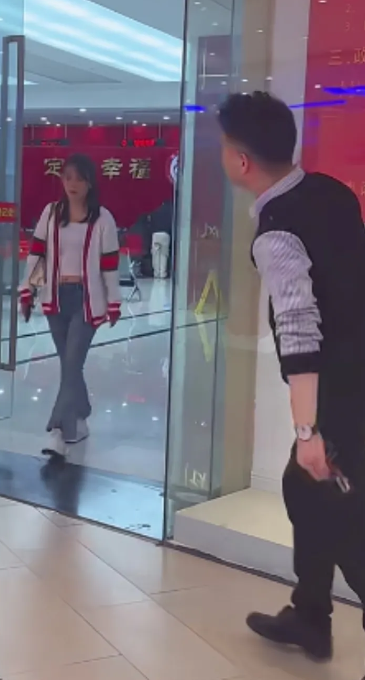 奇葩！撞婚，一男子找不到女朋友，自己跑到民政局门口等着离完婚的女子出来，正好一个
